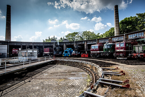 DB-Museum Halle ©Mike Beims Einm historischer Lokschuppen mit mehreren historischen Lokomotiven
