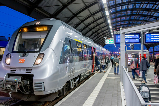 Wartender Zug auf Bahnhof