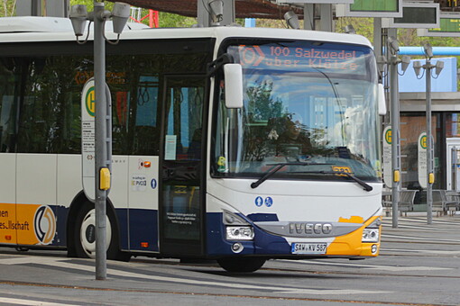 Wartender Bus an Bushaltestelle