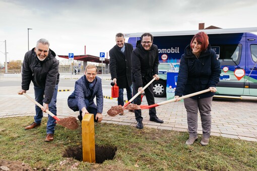 Stefen Lehmann hält die Patenschaftsstele. Stefan Hermann, Peter Panitz und Sabine Kamli schippen Erde in das Loch, in dem die Patenschaftsstele steht. Mario Schulze hält eine Gießkanne.