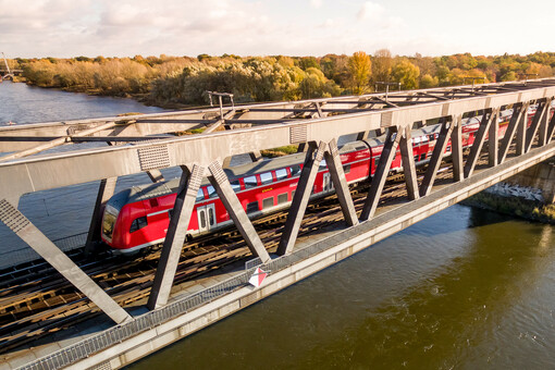 Fahrender Zug über Brücke