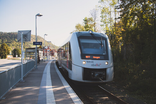 Wartender Abellio am Bahnsteig