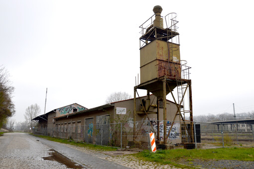 Güterbahnhof - ehemaliges Bahngebäude mit Speicherturm