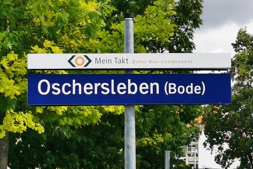 Bahnhofsschild Oschersleben Eine Bahnhofsstationsschild mit der Aufschrift "Oschersleben"