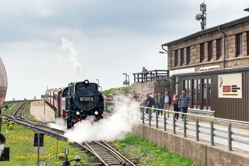 Eine Dampflokomtive der Harzer Schmalspurbahnen fährt in den Brockenbahnhof ein